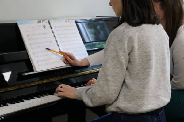 Jeune femme apprenant le piano