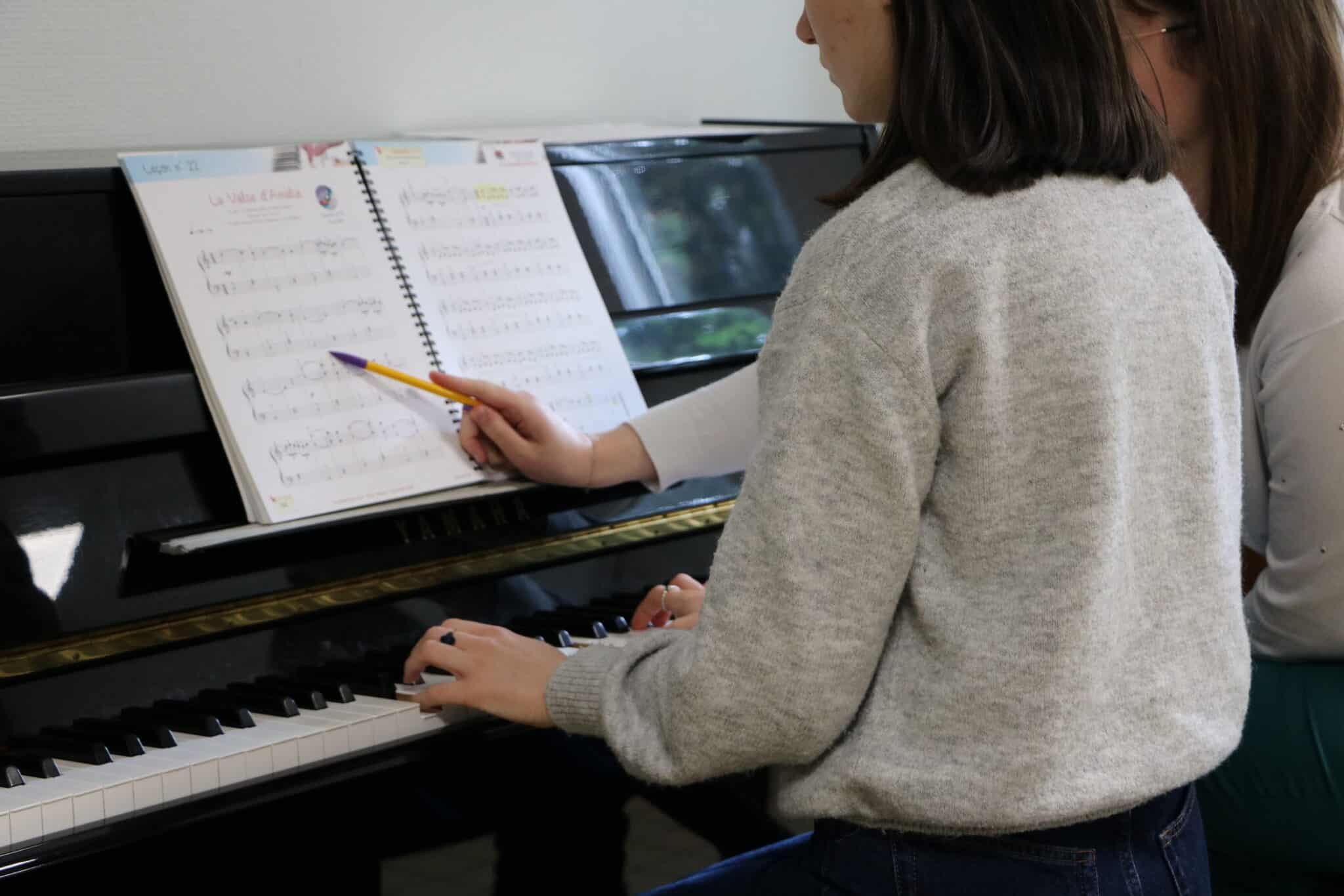Jeune femme apprenant le piano
